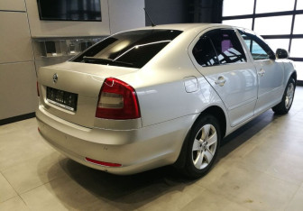 Подержанный автомобиль Skoda Octavia Liftback 2010 года (8 фото)