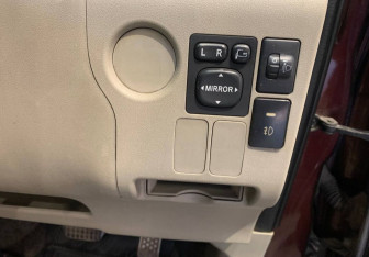 Подержанный автомобиль Toyota Passo Sette 2009 года (11 фото)