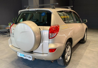 Подержанный автомобиль Toyota RAV4 2006 года (5 фото)