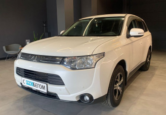 Подержанный автомобиль Mitsubishi Outlander 2014 года (4 фото)