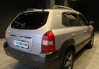 Подержанный автомобиль Hyundai Tucson 2005 года (6 фото)