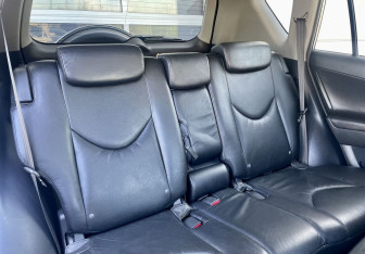 Подержанный автомобиль Toyota RAV4 2010 года (7 фото)