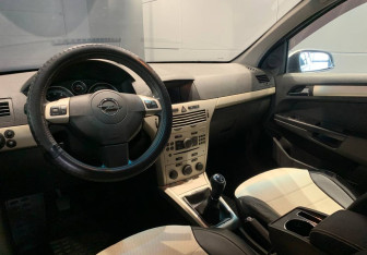 Подержанный автомобиль Opel Astra Sedan 2008 года (8 фото)