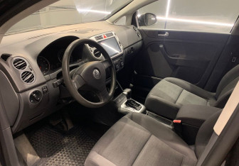 Подержанный автомобиль Volkswagen Golf Plus 2008 года (9 фото)