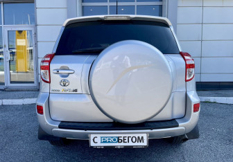 Подержанный автомобиль Toyota RAV4 2010 года (9 фото)