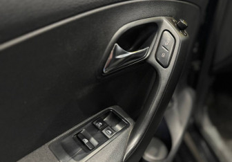 Подержанный автомобиль Volkswagen Polo Sedan 2012 года (13 фото)