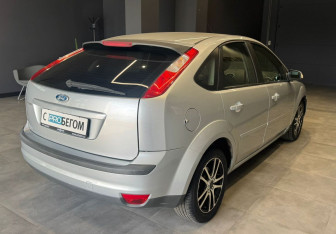 Подержанный автомобиль Ford Focus Hatchback 2007 года (7 фото)