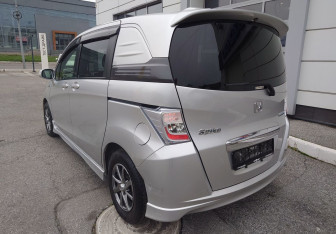 Подержанный автомобиль Honda Freed 2014 года (5 фото)