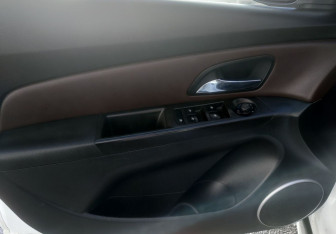 Подержанный автомобиль Chevrolet Cruze Hatchback 2014 года (6 фото)