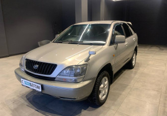Подержанный автомобиль Toyota Harrier 2000 года (4 фото)