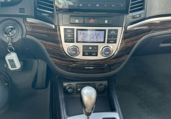 Подержанный автомобиль Hyundai Santa Fe 2012 года (12 фото)