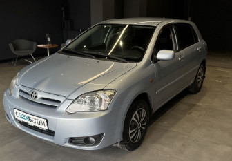 Подержанный автомобиль Toyota Corolla Hatchback 2005 года (2 фото)