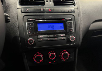 Подержанный автомобиль Volkswagen Polo Sedan 2012 года (11 фото)