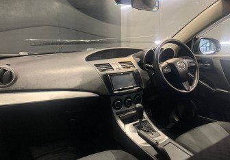 Подержанный автомобиль Mazda Axela Sedan 2010 года (12 фото)