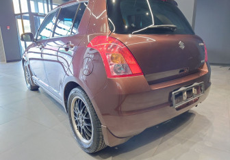 Подержанный автомобиль Suzuki Swift Hatchback 2010 года (4 фото)