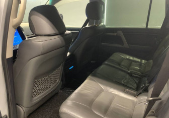 Подержанный автомобиль Toyota Land Cruiser Suv 2009 года (17 фото)