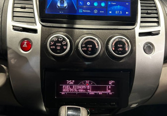 Подержанный автомобиль Mitsubishi Pajero Sport 2012 года (11 фото)