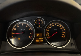 Подержанный автомобиль Opel Astra Wagon 2011 года (13 фото)