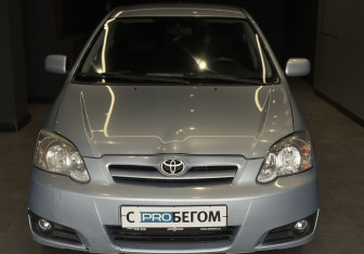 Подержанный автомобиль Toyota Corolla Hatchback 2005 года (3 фото)