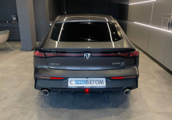 Подержанный автомобиль Changan UNI-V 2023 года (6 фото)