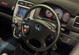 Подержанный автомобиль Honda Stream 2003 года (10 фото)
