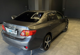 Подержанный автомобиль Toyota Corolla Sedan 2008 года (7 фото)