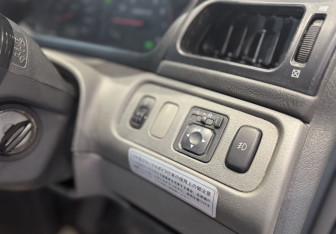 Подержанный автомобиль Mitsubishi Chariot 2001 года (13 фото)