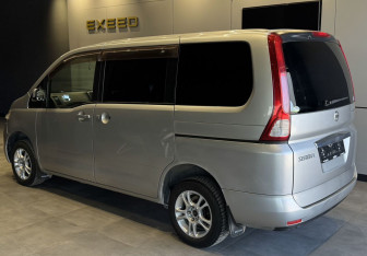 Подержанный автомобиль Nissan Serena Minivan 2006 года (5 фото)