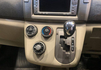 Подержанный автомобиль Toyota Passo Sette 2009 года (10 фото)