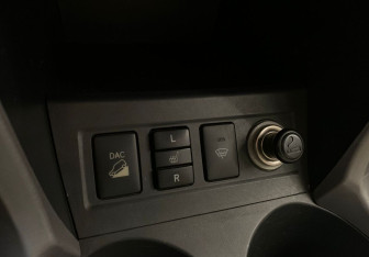 Подержанный автомобиль Toyota RAV4 2006 года (8 фото)