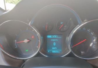 Подержанный автомобиль Chevrolet Cruze Hatchback 2014 года (12 фото)