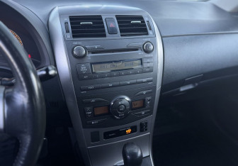 Подержанный автомобиль Toyota Corolla Sedan 2007 года (13 фото)
