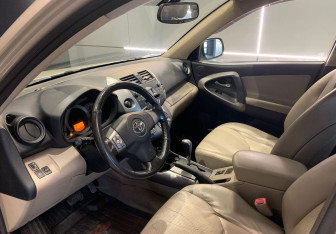 Подержанный автомобиль Toyota RAV4 2006 года (14 фото)