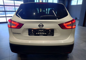 Подержанный автомобиль Nissan Qashqai 2015 года (6 фото)