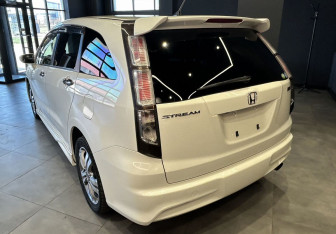 Подержанный автомобиль Honda Stream 2009 года (8 фото)