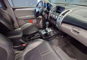 Подержанный автомобиль Mitsubishi Pajero Sport 2013 года (12 фото)