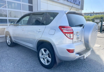 Подержанный автомобиль Toyota RAV4 2010 года (11 фото)