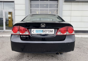 Подержанный автомобиль Honda Civic Sedan 2007 года (5 фото)