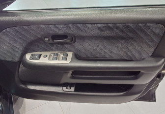 Подержанный автомобиль Honda CR-V 2002 года (14 фото)