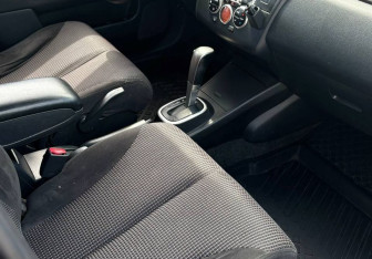 Подержанный автомобиль Nissan Tiida Hatchback 2010 года (13 фото)