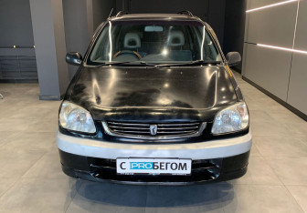 Подержанный автомобиль Toyota Raum 2000 года (3 фото)