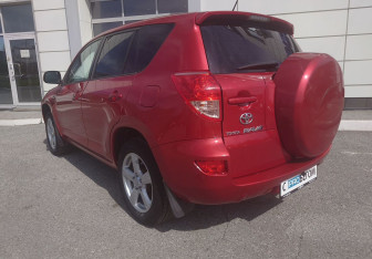 Подержанный автомобиль Toyota RAV4 2006 года (3 фото)