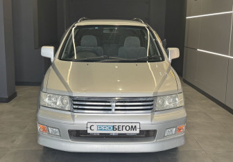 Подержанный автомобиль Mitsubishi Chariot 2001 года (3 фото)