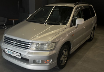 Подержанный автомобиль Mitsubishi Chariot 2001 года (2 фото)
