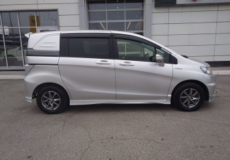 Подержанный автомобиль Honda Freed 2014 года (4 фото)