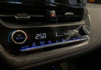 Подержанный автомобиль Toyota Corolla Sedan 2019 года (15 фото)