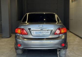 Подержанный автомобиль Toyota Corolla Sedan 2008 года (6 фото)