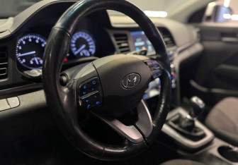 Подержанный автомобиль Hyundai Elantra Sedan 2019 года (8 фото)