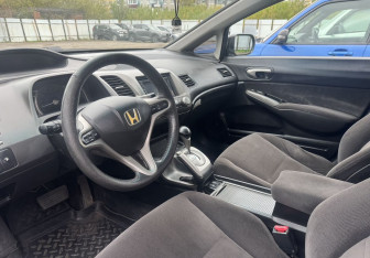 Подержанный автомобиль Honda Civic Sedan 2007 года (13 фото)