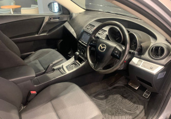 Подержанный автомобиль Mazda Axela Sedan 2010 года (9 фото)